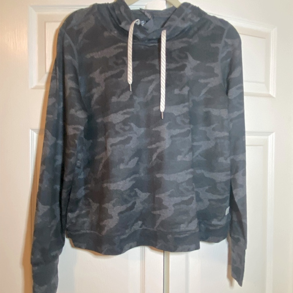 Vuori camo sweatshirt size large.